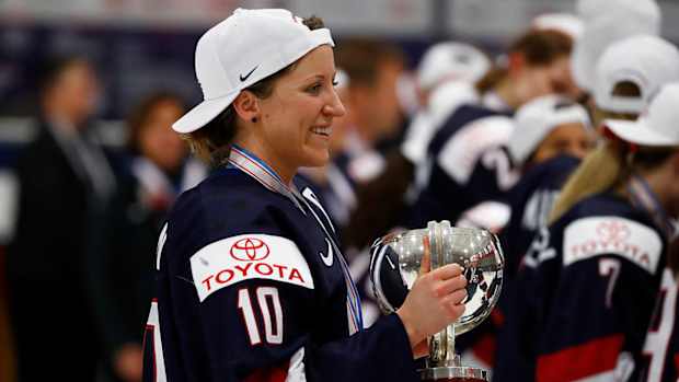 meghan-duggan-iihf-worlds-trophy-1300.jpg